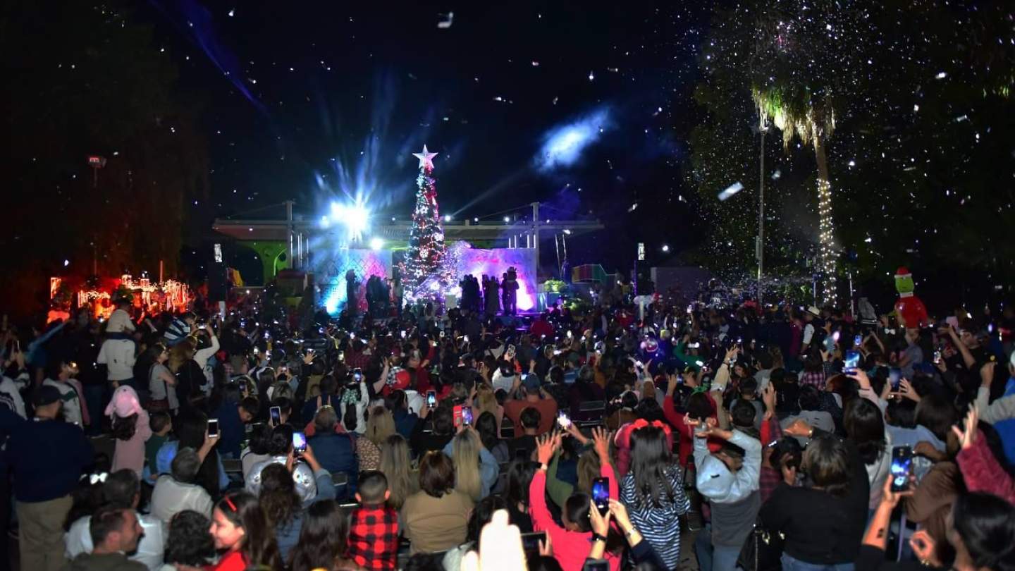 Encienden en el Parque Infantil el tradicional árbol navideño 